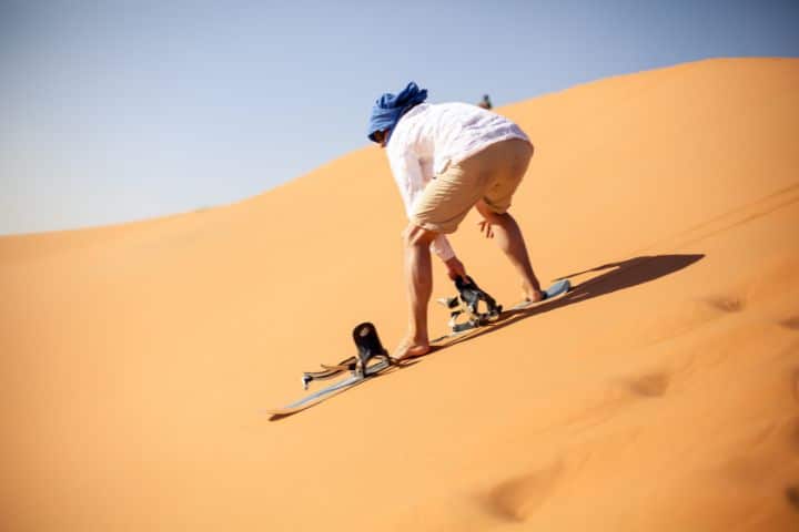 Dubai's Desert Climate for Sandboarding
